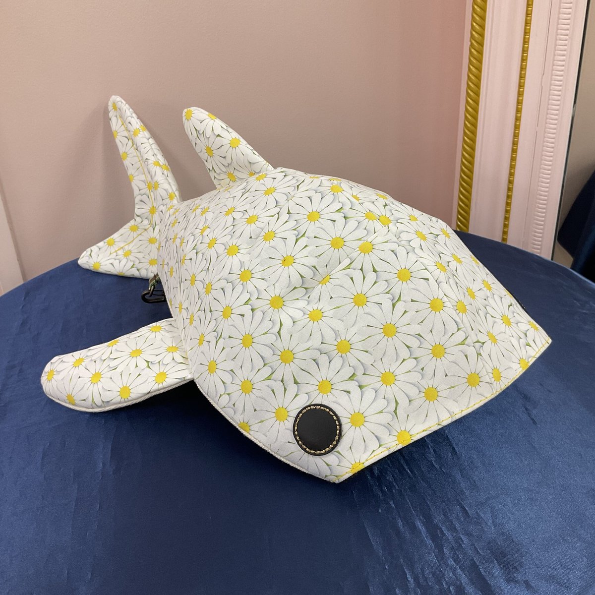 KASEI サメさんリュック ヒョウ柄 中サイズ KASEI】小サメ リュック【歪なギンガム（青）】 | KIST ONLINE STORE