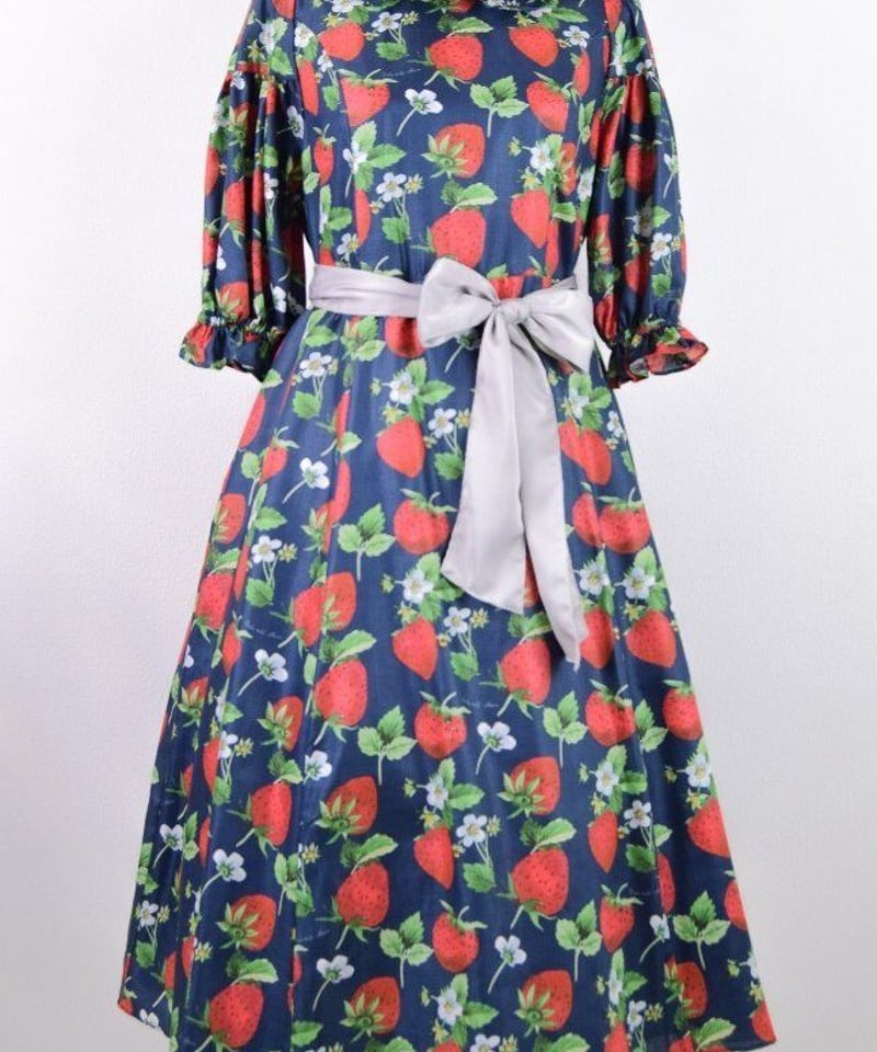 お袖フリフリいちごのワンピース　見本 Perla nell' ostrica 》いちごプリントフリル襟ワンピース