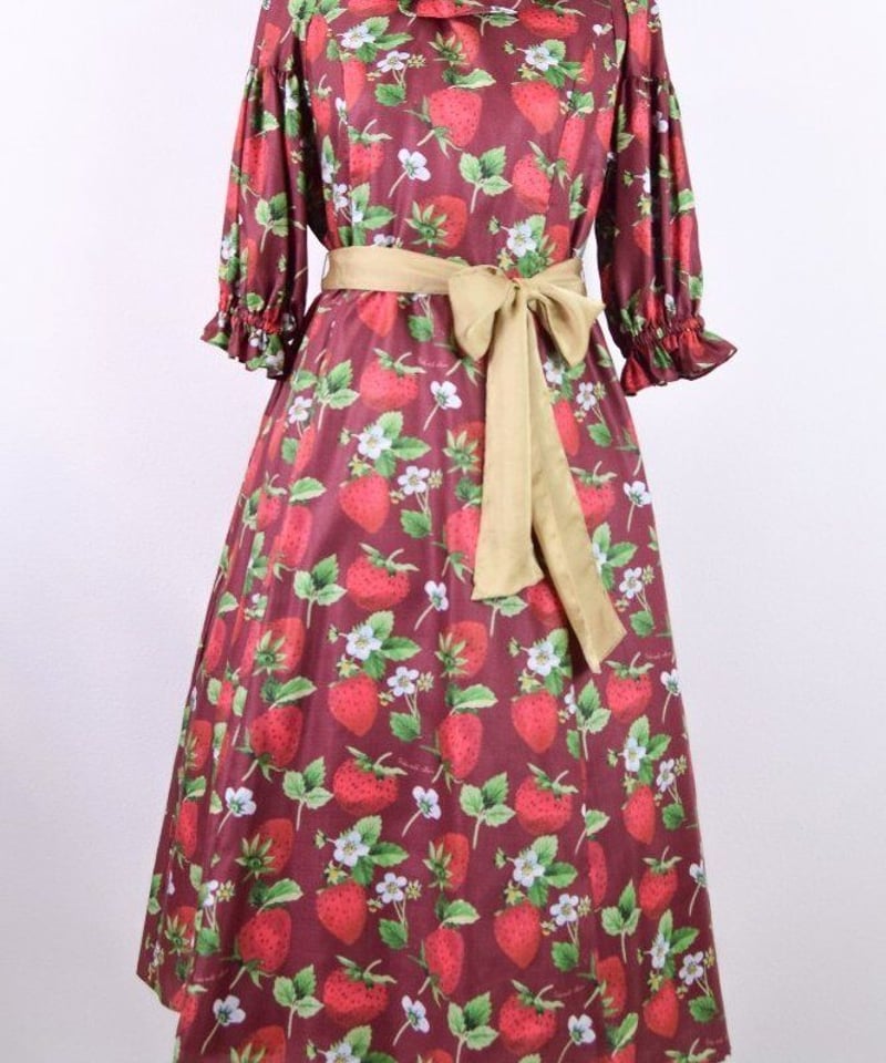 Perla nell' ostrica 》いちごプリントフリル襟ワンピース
