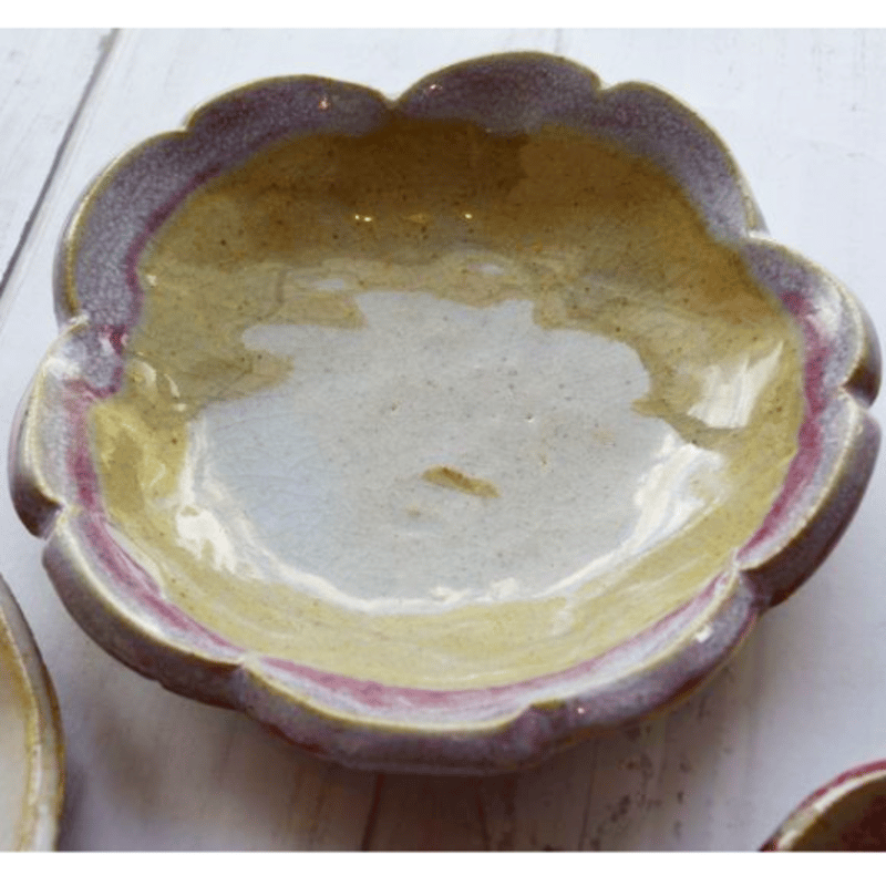 豆皿（花、生成りふち辰砂）【両右ェ門窯】 | 有田焼専門店 徳商会