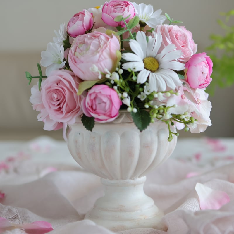 ラナンキュラスとデイジーのテーブルフラワー アーティ