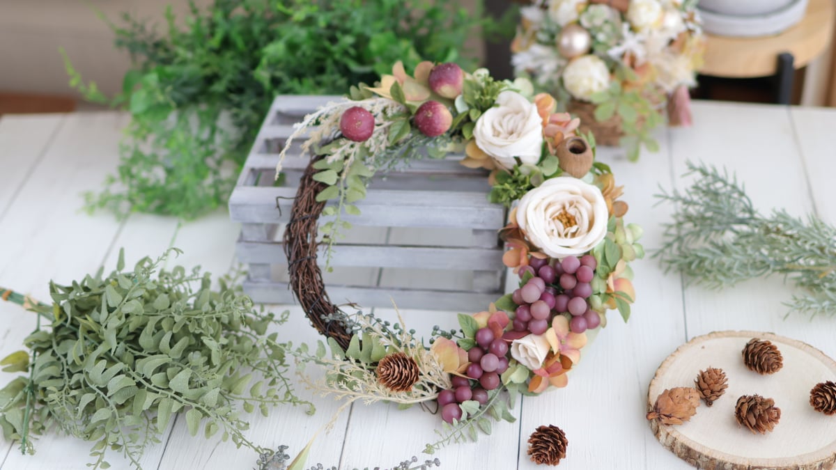 赤がポイントの華やかな❤︎アーティフィシャルフラワーリース　25cm 赤がポイントの華やかな❤︎アーティフィシャルフラワーリース　25cm