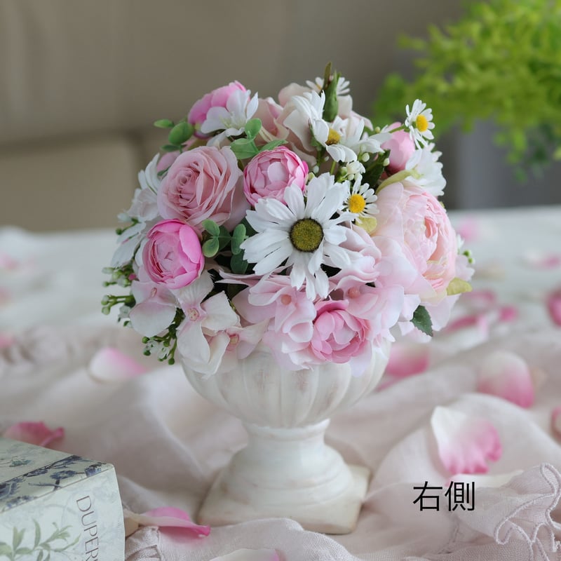 ラナンキュラスとデイジーのテーブルフラワー アーティ