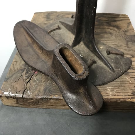 ANTIQUE CAST IRON SHOE COBBLER STAND［12104］