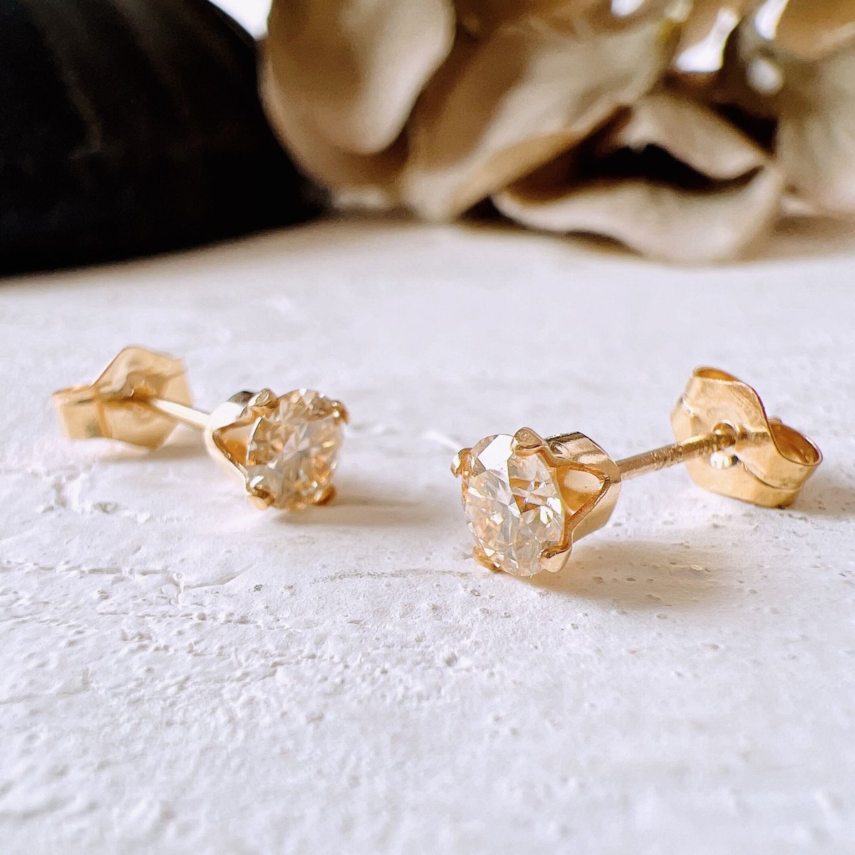 モアサナイトAAAラウンド14kgf製ピアス 4mm シャンパンカラー