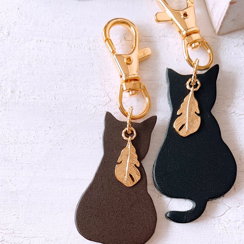 本革・:*おすわり猫のバッグチャーム】レザーキーホルダー｜猫好きさん