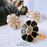 アンティークフラワーのミニポニーフック 花モチーフ径24×19mm 約フック長さ約2.5cm ①アイボリー②ブラック