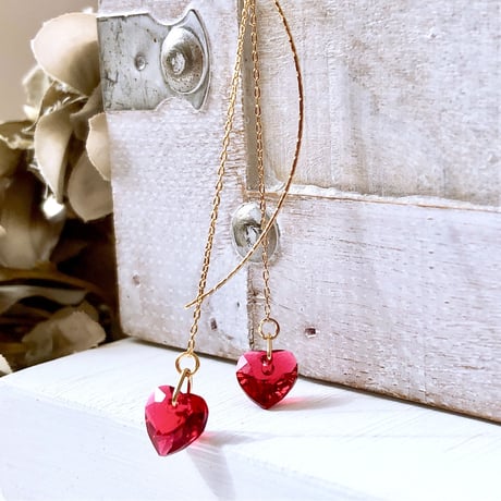 クリスタルレッドハートのロングピアス