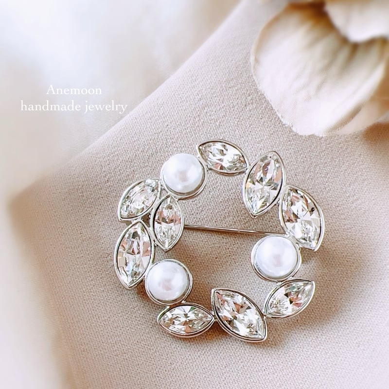 ✧₊⁎煌めくクリスタルガラスとホワイトパールのビジューブローチ