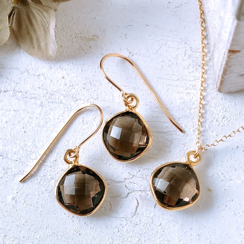 宝石質スモーキークォーツ14kgf製ピアス 約12×12mmクッションカット 両