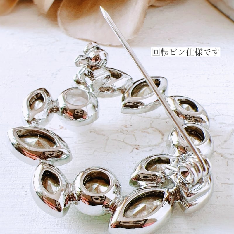 ✧₊⁎煌めくクリスタルガラスとホワイトパールのビジューブローチ