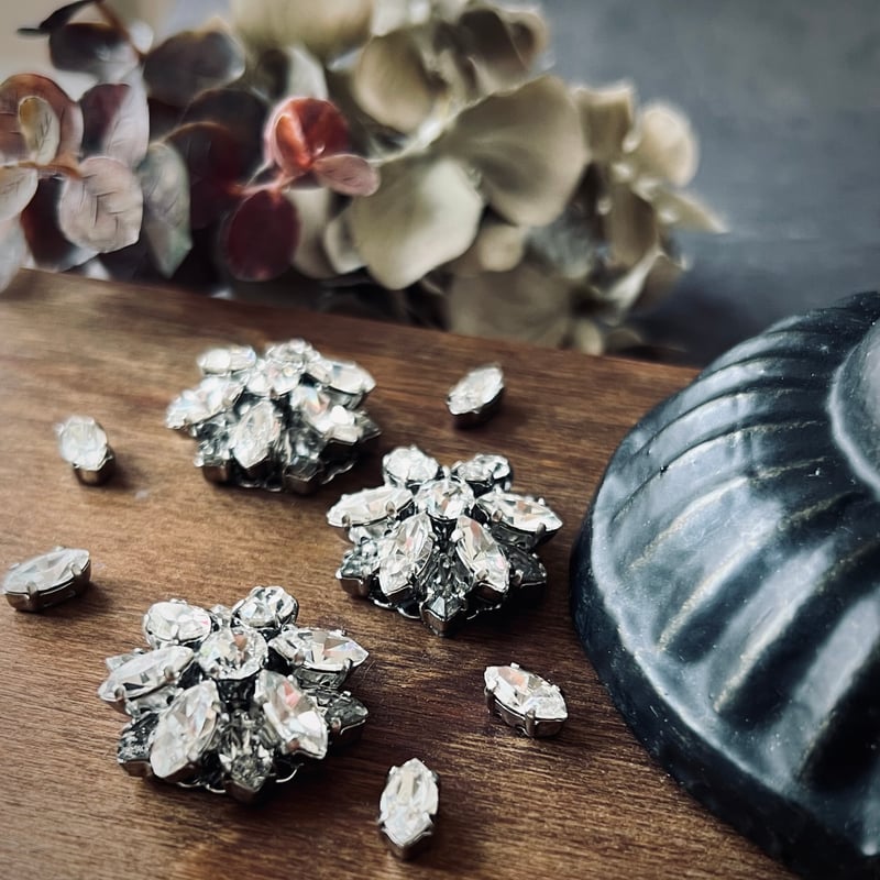 スワロビジューブローチ 径約28mm マグネットタイプ/ピンタイプ 服に穴