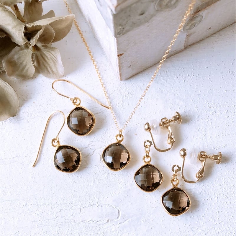 宝石質スモーキークォーツ14kgf製ピアス 約12×12mmクッションカット 両