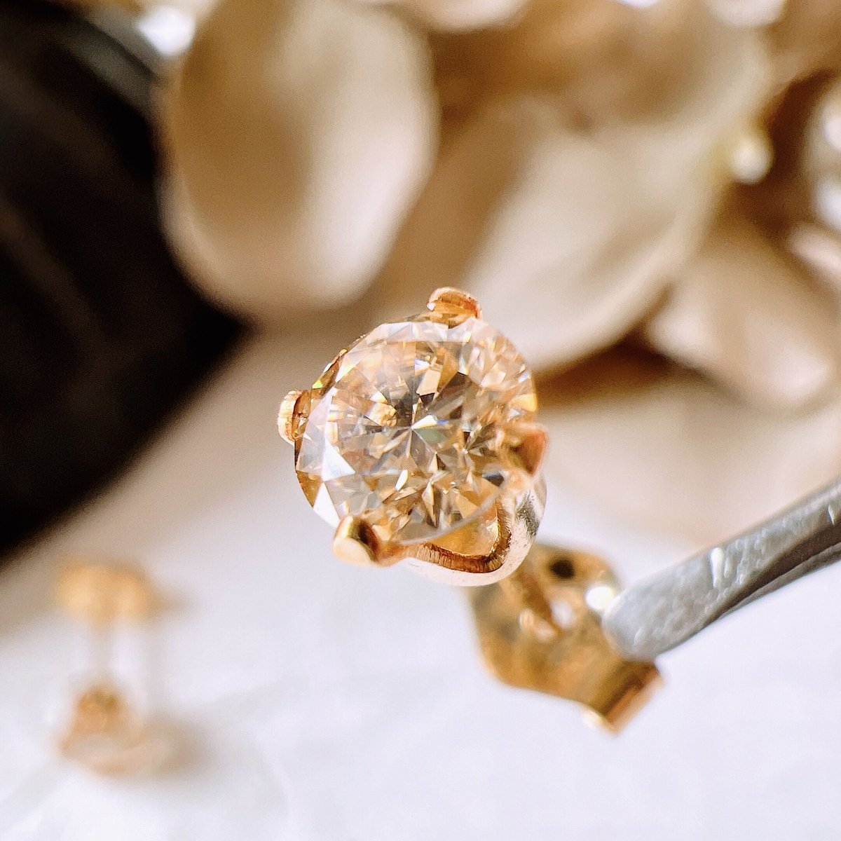 モアサナイトAAAラウンド14kgf製ピアス 4mm シャンパンカラー