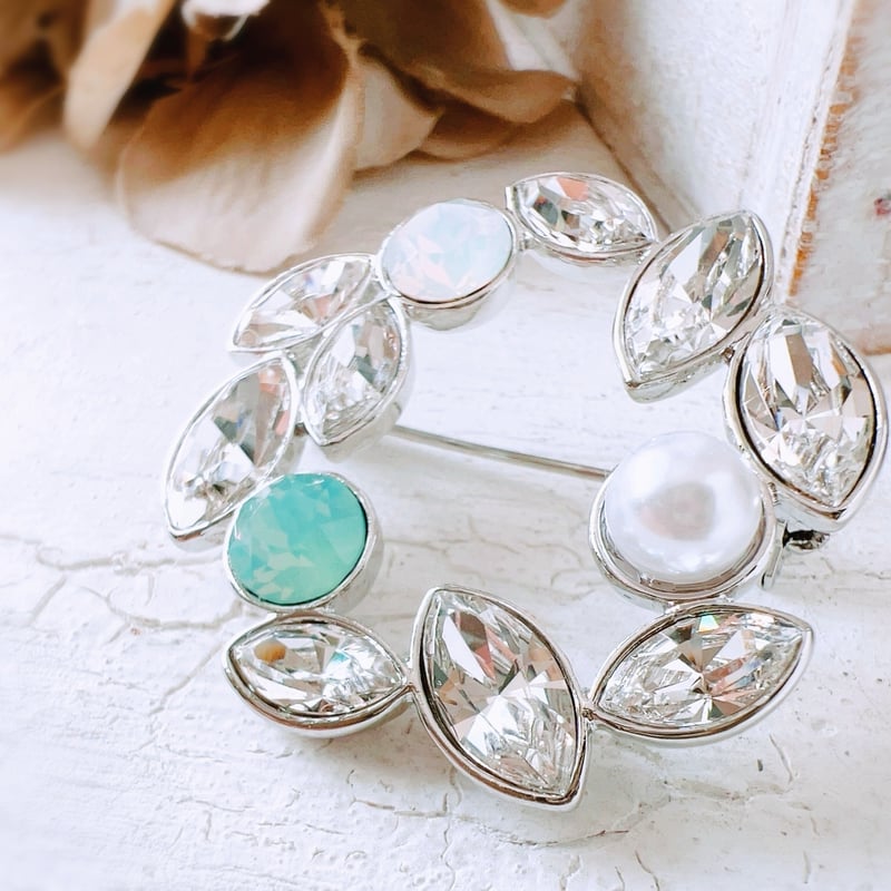 ✧₊⁎煌めくクリスタルガラスとホワイトパールのビジューブローチ