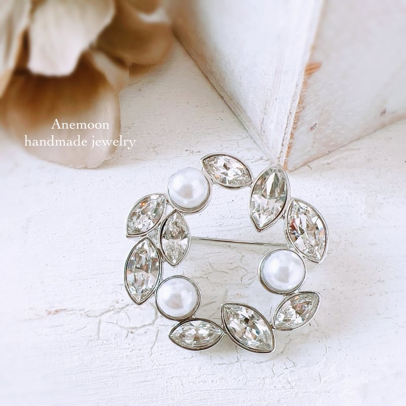 ✧₊⁎煌めくクリスタルガラスとホワイトパールのビジューブローチ
