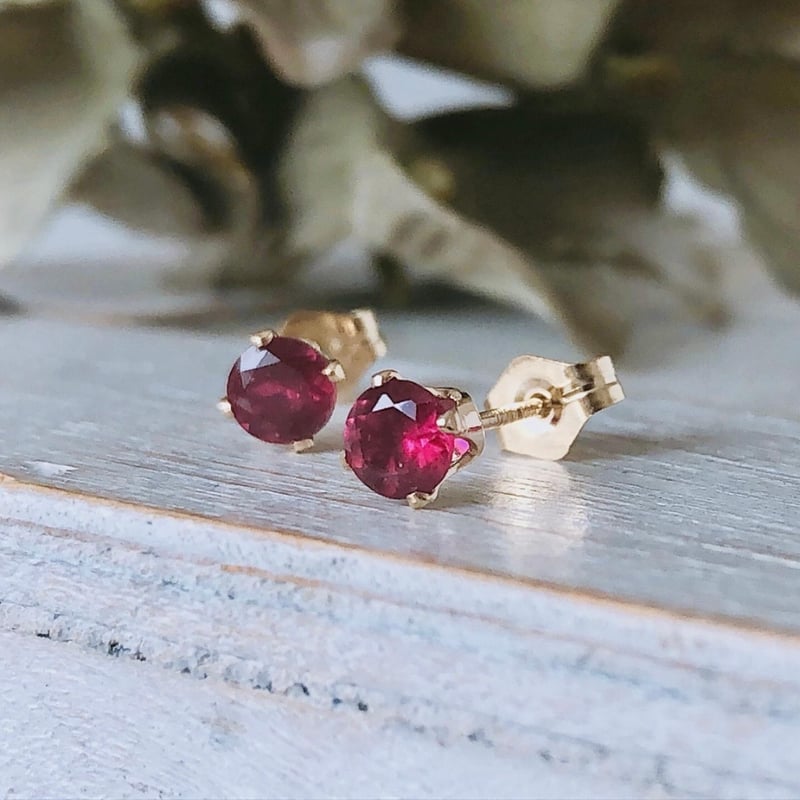 宝石の女王 ルビー 一粒ピアス】マダガスカル産 14kgf 4mm 7月誕生石