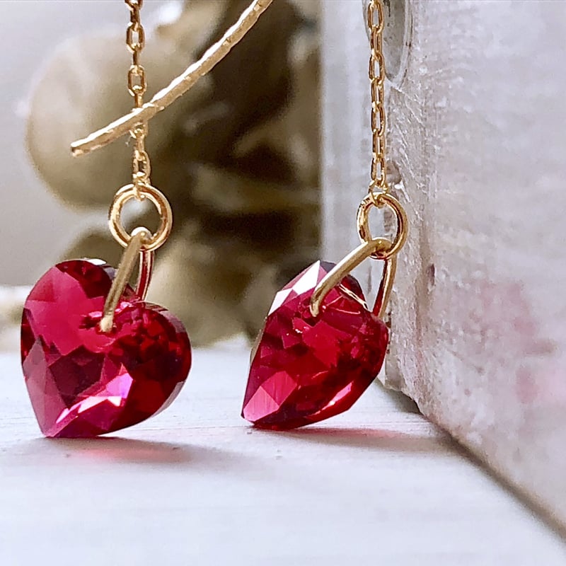 クリスタルレッドハートのロングピアス | Anemoon handmade jewelry