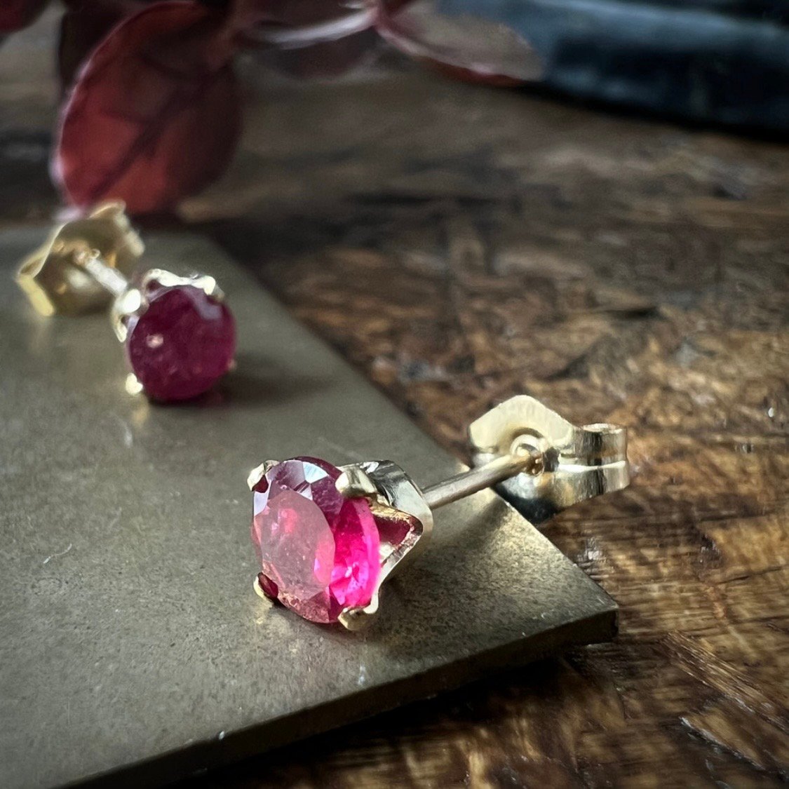 宝石の女王 ルビー 一粒ピアス】マダガスカル産 14kgf 4mm 7月誕生石