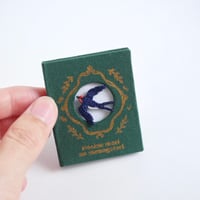 【 ツバメのお話 】ちいさな刺繍のミニ絵本ブローチ（本棚ボックス付き）