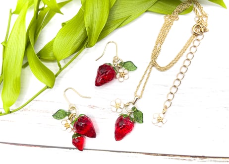 いちごと花のネックレス〈リニューアル版〉