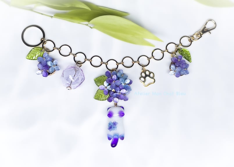 紫陽花追っかけねこのバッグチャーム バイオレット×ブルー | Atelier