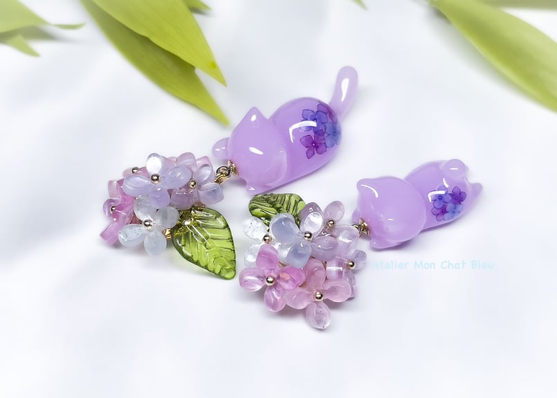 在庫限り】紫陽花追っかけねこのピアス パープル×ピンク×ブルー