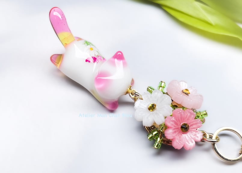 ฅ❤️ 猫　ねこ　レジン　キーホルダー　チャーム　いちご　バックチャーム ฅ❤️ 猫 ねこ レジン キーホルダー チャーム いちご バックチャーム