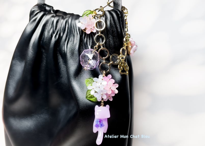 紫陽花追っかけねこのバッグチャーム パープル×ピンク×ブルー 紫陽花追っかけねこのバッグチャーム パープル×ピンク×ブルー