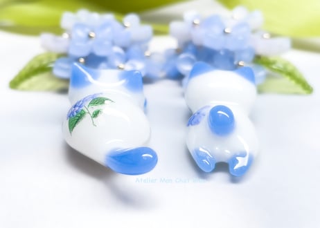 〈2025限定色〉紫陽花追っかけねこのピアス　淡ブルー