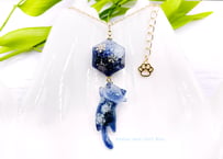 雪追っかけねこのネックレス