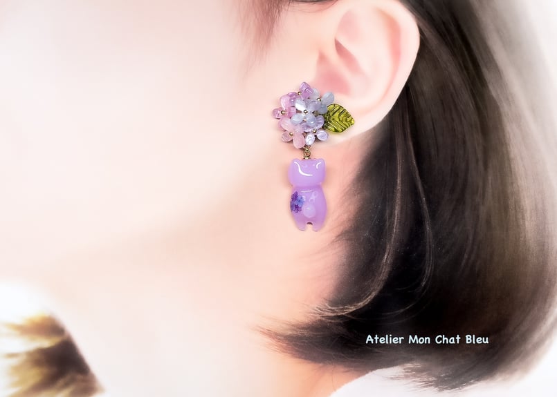 在庫限り】紫陽花追っかけねこのピアス パープル×ピンク×ブルー