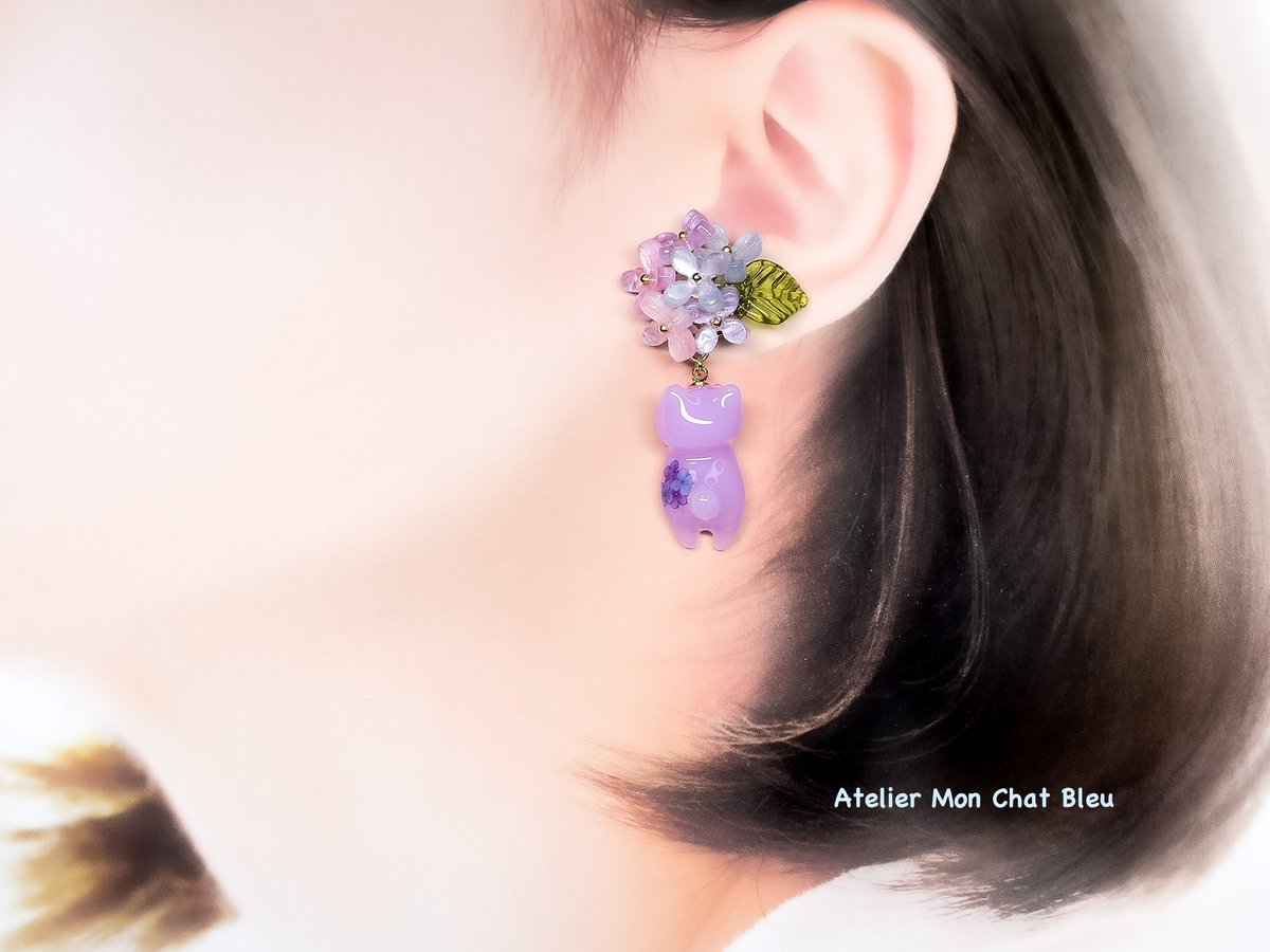 在庫限り】紫陽花追っかけねこのピアス パープル×ピンク×ブルー
