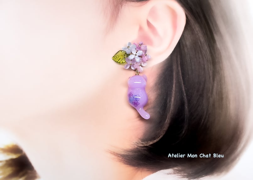 ☆紫陽花とお花いっぱい猫ちゃんピアス☆ 在庫限り】紫陽花追っかけねこのピアス パープル×ピンク×ブルー