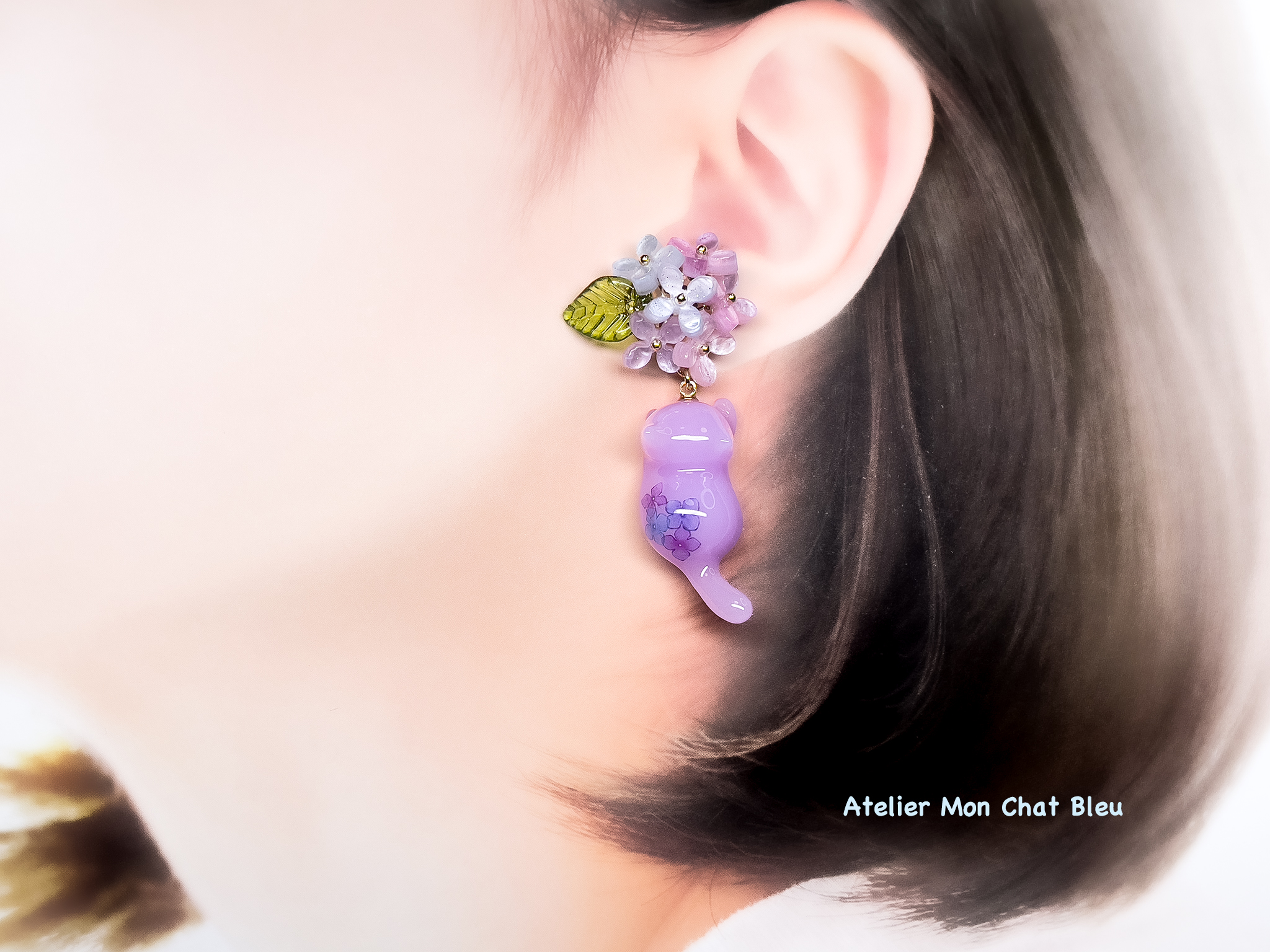 在庫限り】紫陽花追っかけねこのピアス パープル×ピンク×ブルー