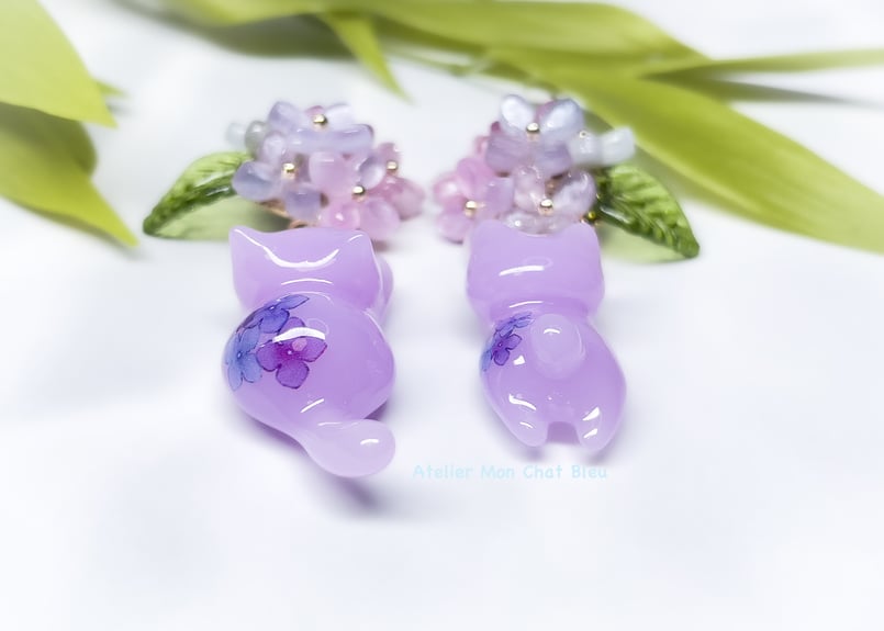 在庫限り】紫陽花追っかけねこのピアス パープル×ピンク×ブルー