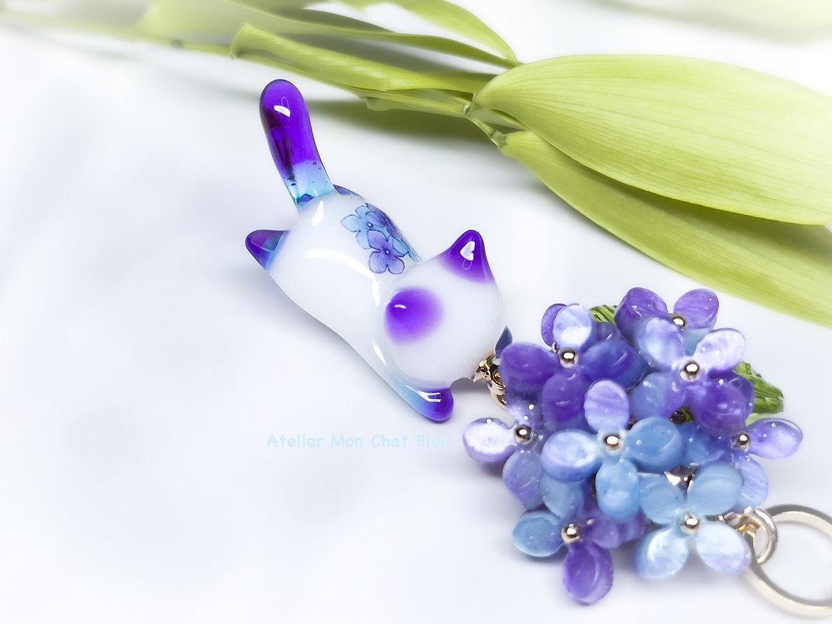 紫陽花追っかけねこのバッグチャーム バイオレット×ブルー | Atelier