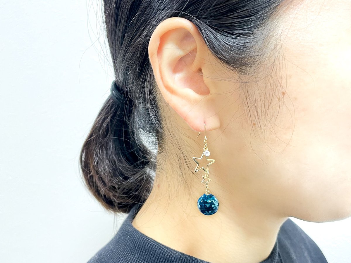 再販〉スノーボールと星が揺れるピアス | Atelier Mon Chat Bleu