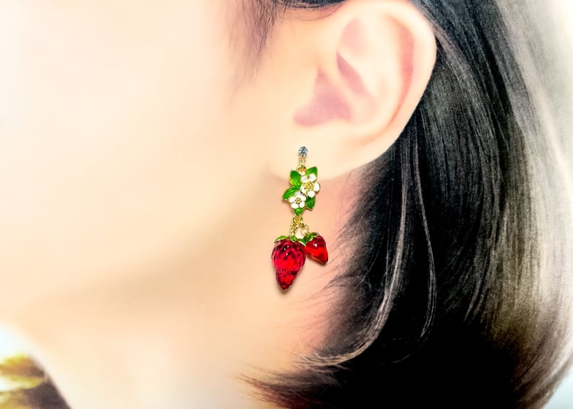 再販〉いちごがいっぱいピアス | Atelier Mon Chat Bleu