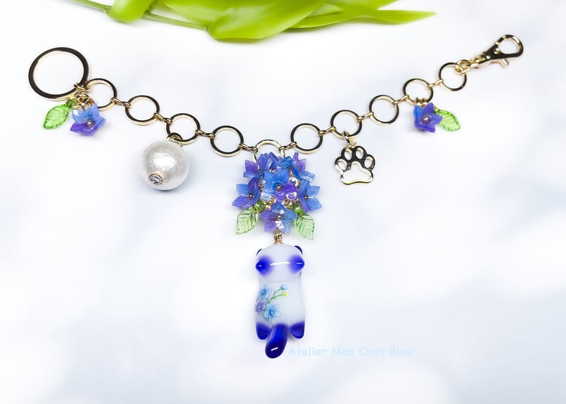 桔梗追っかけねこのバッグチャーム | Atelier Mon Chat Bleu