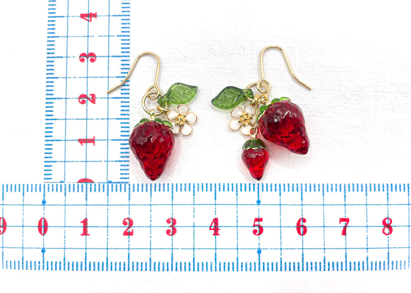 いちごと花のピアス〈リニューアル版〉 | Atelier Mon Chat Bleu