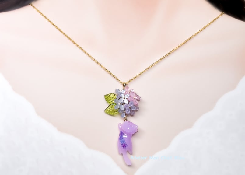 【fairy様】1345天然石　琉球ガラス　紫陽花　猫　月型　レジン　ネックレス 紫陽花～*琉球ガラス入り鉱石ネックレス marry.c's
