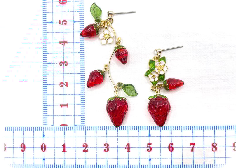 再販〉いちごがいっぱいピアス | Atelier Mon Chat Bleu