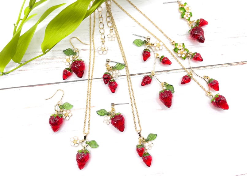 ☆苺いっぱいフェミニン猫ちゃんピアス☆