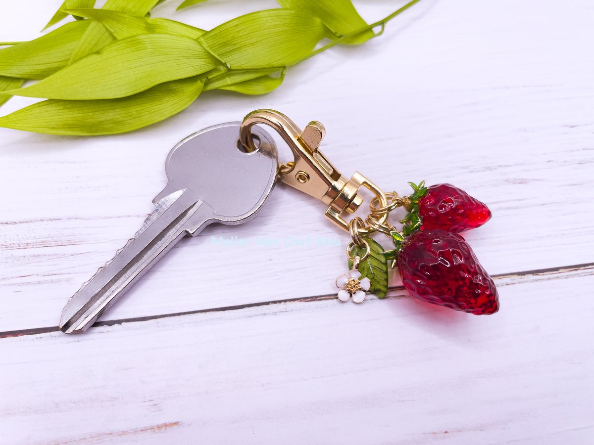 いちごと花のチャーム | Atelier Mon Chat Bleu