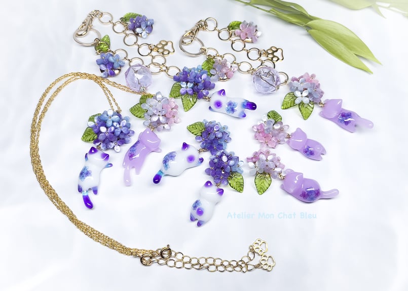 紫陽花追っかけねこのバッグチャーム パープル×ピンク×ブルー 紫陽花追っかけねこのバッグチャーム パープル×ピンク×ブルー