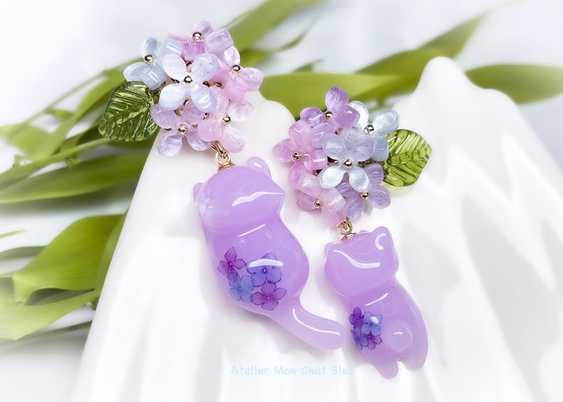 ☆紫陽花とお花いっぱい猫ちゃんピアス☆ 在庫限り】紫陽花追っかけねこのピアス パープル×ピンク×ブルー