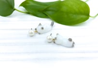 パール追っかけねこのピアス　白グレー