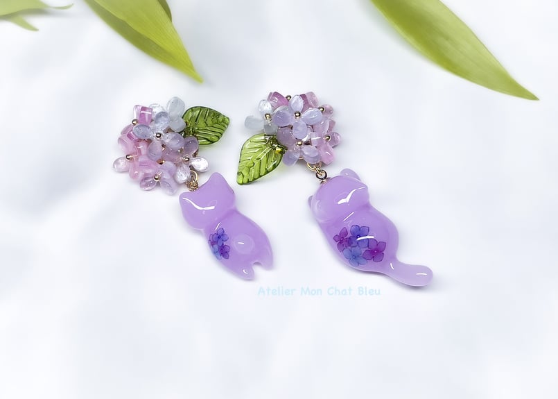 在庫限り】紫陽花追っかけねこのピアス パープル×ピンク×ブルー