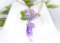 【在庫限り】紫陽花追っかけねこのネックレス　パープル×ピンク×ブルー